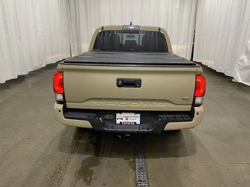 Certified 2017 Toyota Tacoma TRD Off-Road image 4