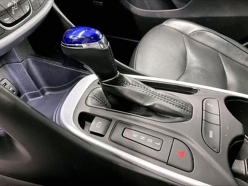 Used 2018 Chevrolet Volt LT w/ Comfort Package image 17