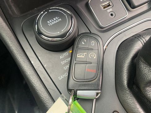 Used 2019 Jeep Cherokee Latitude Plus w/ Comfort/Convenience Group image 30