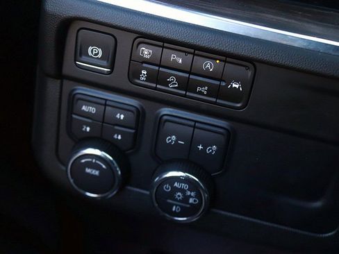 Used 2025 Chevrolet Suburban Z71 image 29