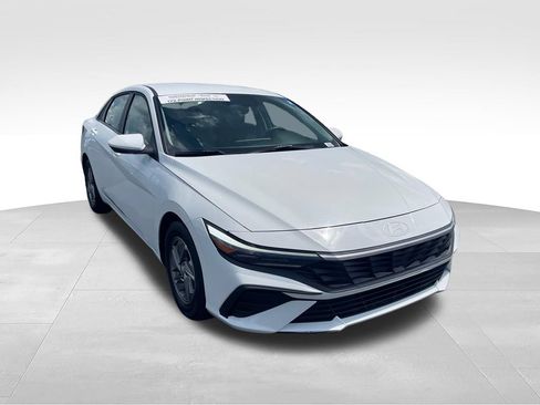 Used 2025 Hyundai Elantra SE FWD image 7