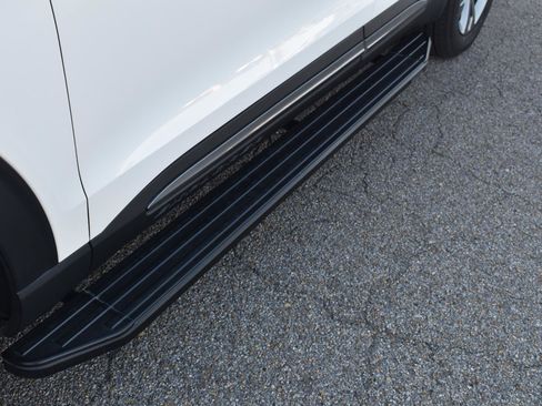 Used 2024 Ford Explorer XLT w/ Equipment Group 202A image 4