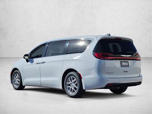 Used 2023 Chrysler Pacifica Touring-L FWD image 8