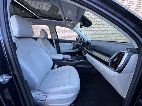 Used 2025 Kia Sorento S w/ Panoramic Sunroof Package image 9