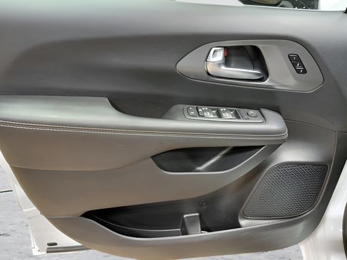 Used 2025 Chrysler Pacifica Select FWD image 38