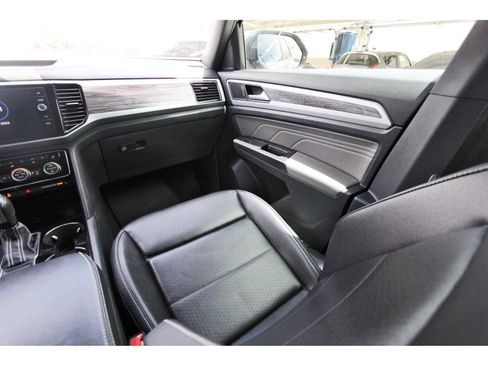 Used 2022 Volkswagen Atlas Cross Sport SE FWD image 12