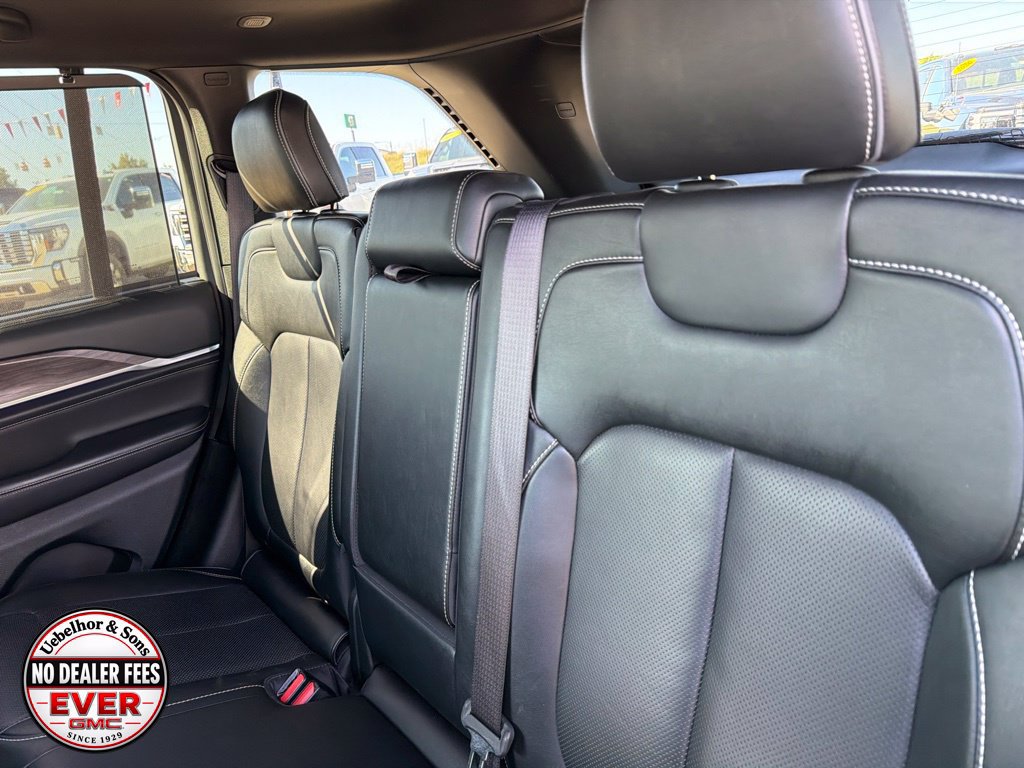 Used 2023 Jeep Grand Cherokee Overland w/ Luxury Tech Group IV AWD/4WD image 17