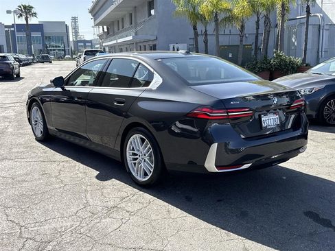 Used 2025 BMW 530i xDrive w/ Premium Package image 5