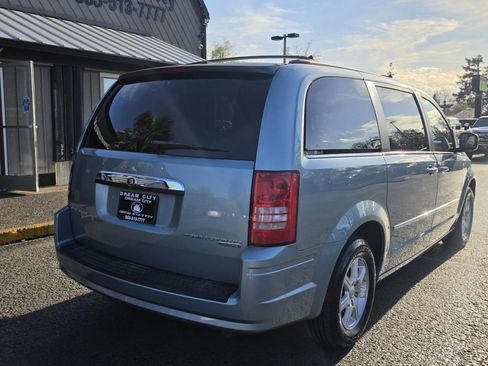 Used 2010 Chrysler Town & Country Touring FWD image 7