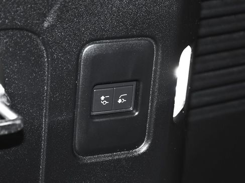 Used 2024 Land Rover Defender 130 X-Dynamic SE image 74