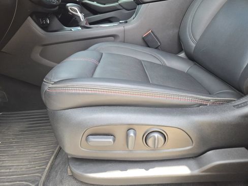 Used 2023 Chevrolet Traverse RS FWD image 19