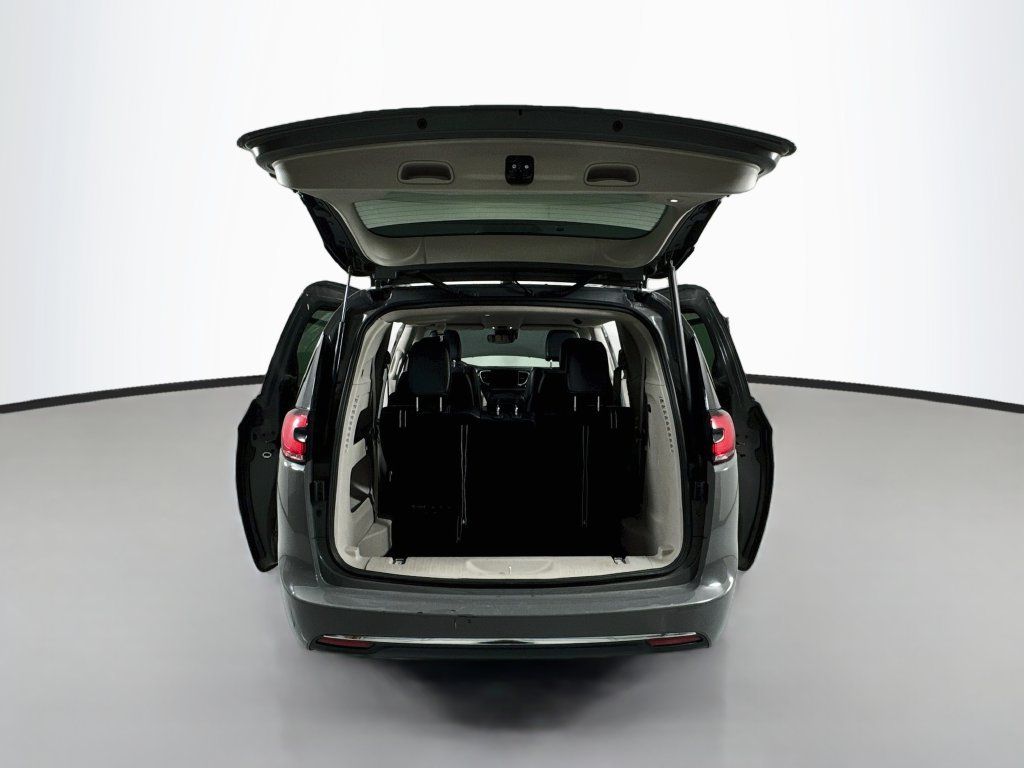 Used 2022 Chrysler Pacifica Touring-L FWD image 25