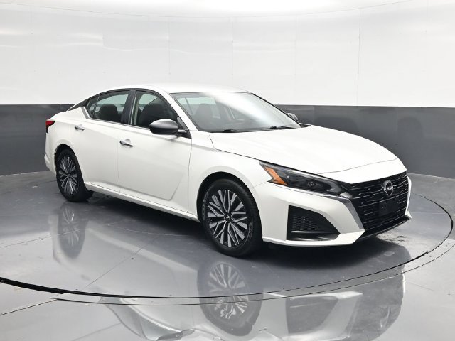 Used 2024 Nissan Altima 2.5 SV FWD image 1