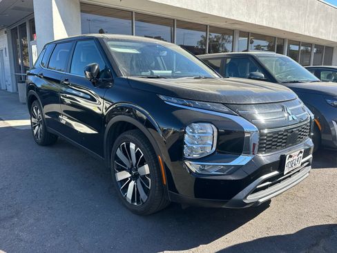 Used 2025 Mitsubishi Outlander SE FWD image 2