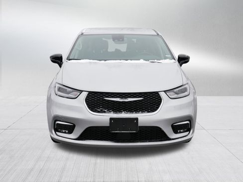 Used 2024 Chrysler Pacifica Touring-L image 2