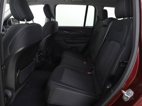 Used 2023 Jeep Grand Cherokee Laredo w/ Luxury Tech Group I AWD/4WD image 16