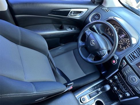 Used 2019 Nissan Pathfinder SV image 27