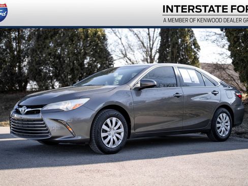 Used 2017 Toyota Camry LE image 1