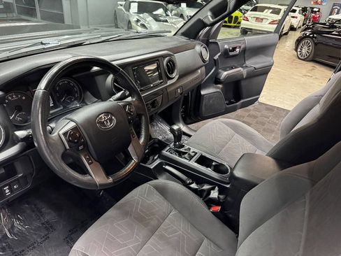 Used 2018 Toyota Tacoma TRD Sport AWD/4WD image 33