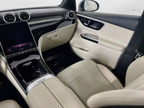 Used 2024 Mercedes-Benz GLC 300 4MATIC image 24