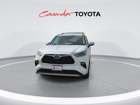 Used 2022 Toyota Highlander Platinum image 3