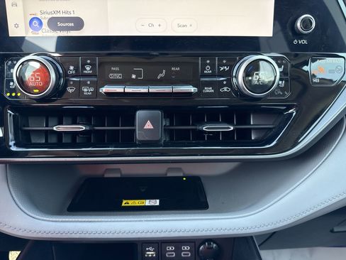 Used 2023 Toyota Highlander Limited FWD image 17