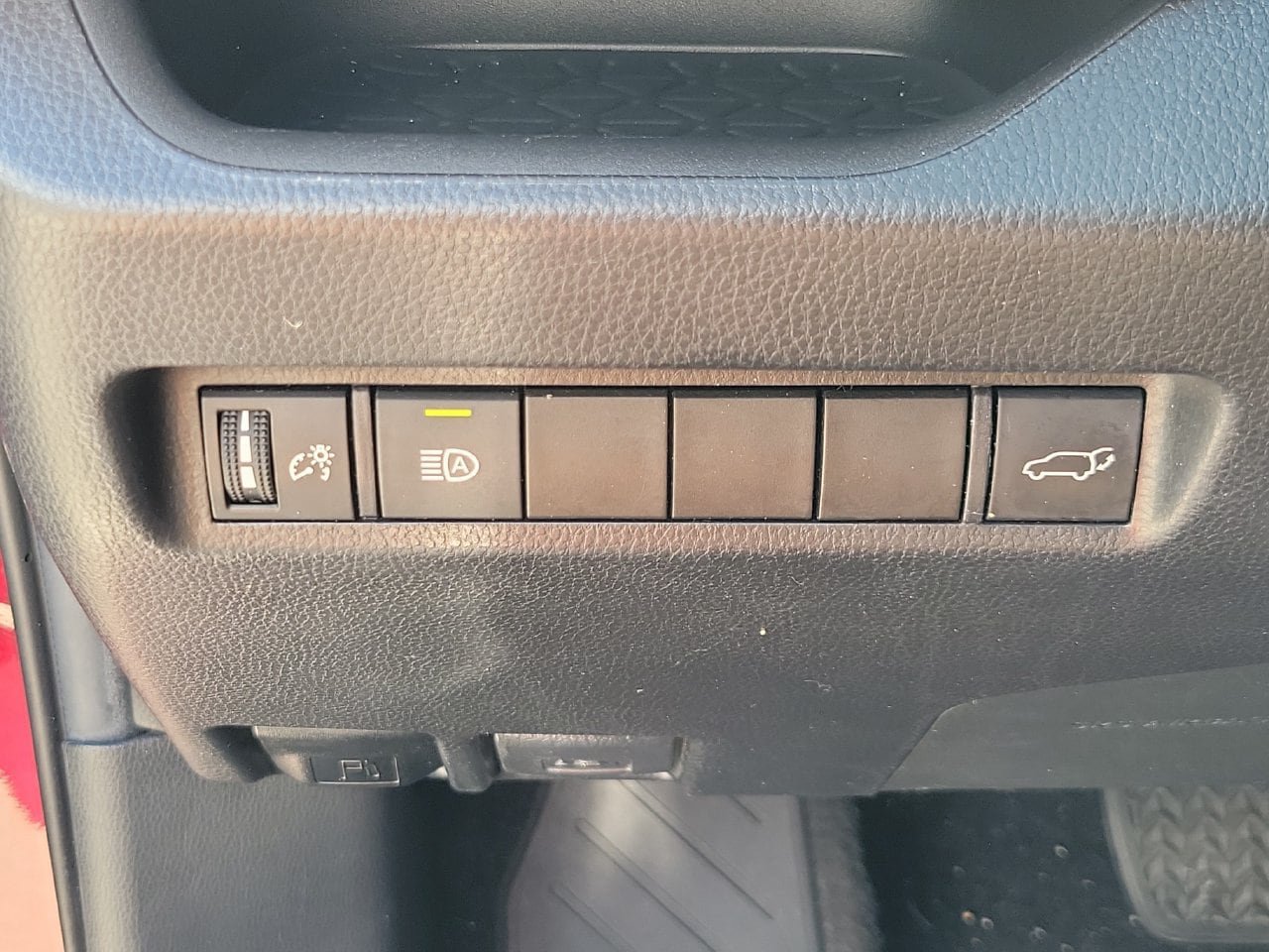 Used 2021 Toyota RAV4 XLE Premium FWD image 31
