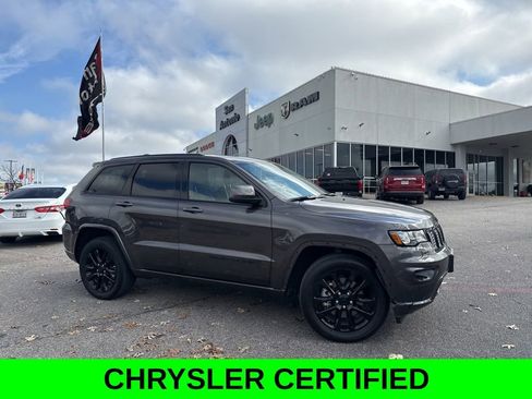 Used 2021 Jeep Grand Cherokee Laredo X image 2