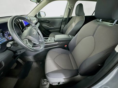 Used 2024 Toyota Highlander LE image 13