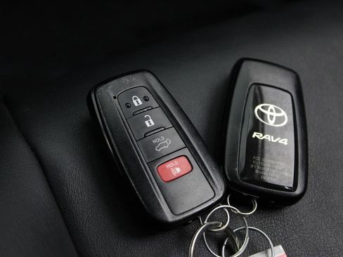 Used 2021 Toyota RAV4 XLE Premium image 29