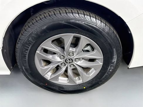 Certified 2024 Toyota Sienna XLE FWD image 34