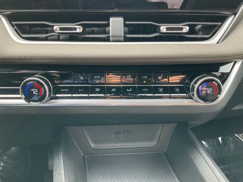 Used 2025 Chevrolet Equinox LT w/ Convenience Package II image 9