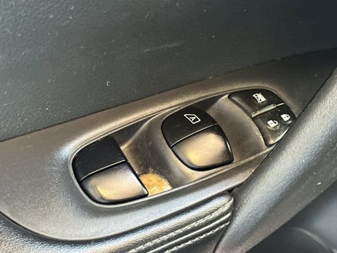 Used 2018 Nissan Rogue SL FWD image 13