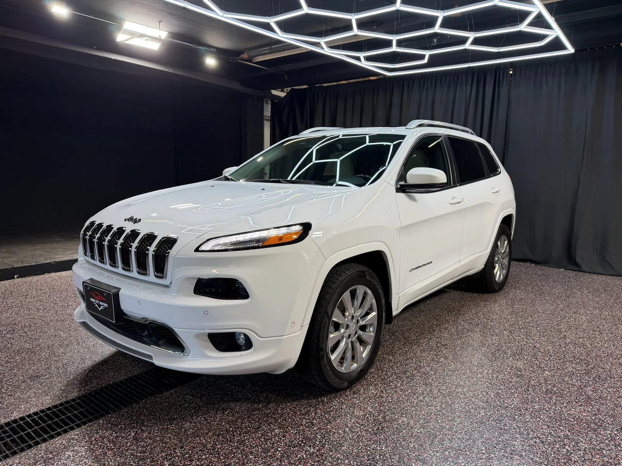 Used 2017 Jeep Cherokee Overland w/ Technology Group AWD/4WD image 4