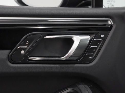 Used 2025 Porsche Macan image 22
