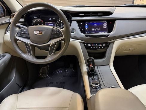 Used 2020 Cadillac XT5 Premium Luxury FWD image 4