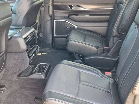 Used 2024 Jeep Wagoneer Series III AWD/4WD image 25