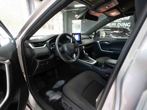 Used 2023 Toyota RAV4 SE image 9