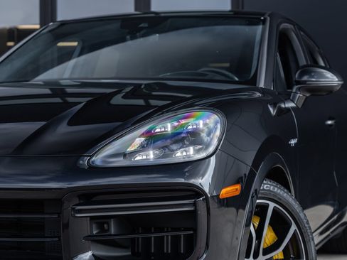 Used 2023 Porsche Cayenne Turbo S AWD/4WD image 16