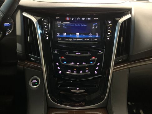 Used 2020 Cadillac Escalade Luxury w/ Escalade Sport Edition image 11