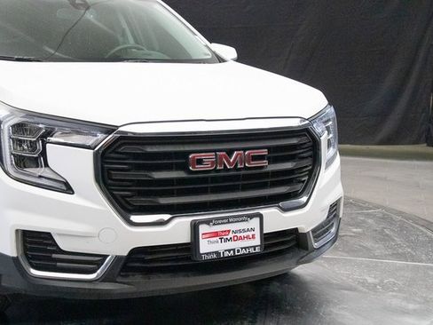 Used 2024 GMC Terrain SLE image 3