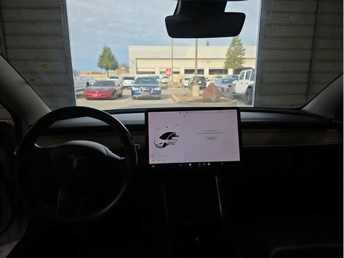 Used 2019 Tesla Model 3 Standard Range image 13