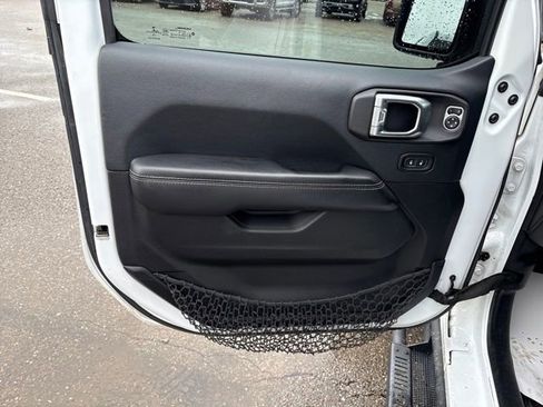 Used 2018 Jeep Wrangler Unlimited Sahara AWD/4WD image 8