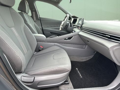Used 2025 Hyundai Elantra Sport FWD image 39