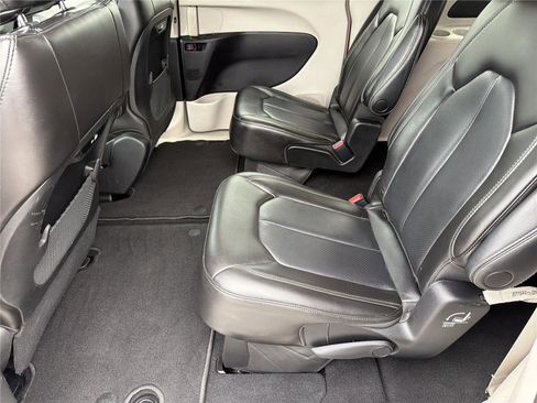 Used 2023 Chrysler Pacifica Touring-L FWD image 19