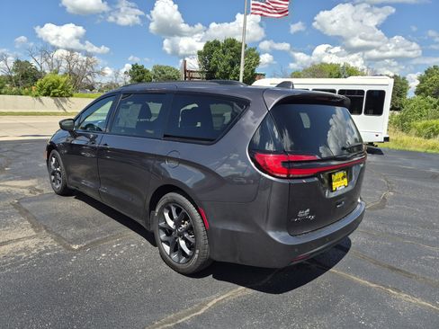 Used 2022 Chrysler Pacifica Touring-L w/ S Appearance Package FWD image 6