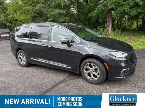 Used 2022 Chrysler Pacifica Limited FWD image 3