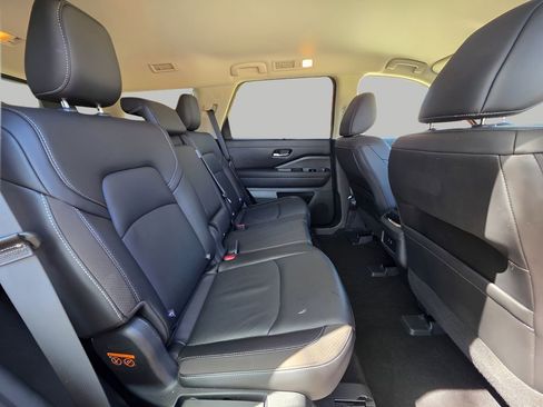 Used 2025 Nissan Pathfinder SL image 10