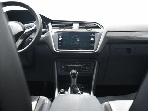 Used 2023 Volkswagen Tiguan SE FWD image 11