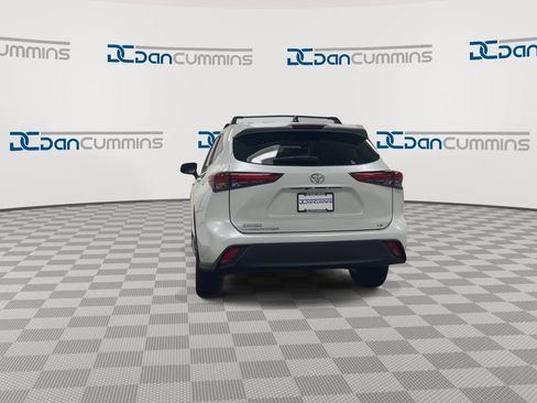 Used 2023 Toyota Highlander LE FWD image 7
